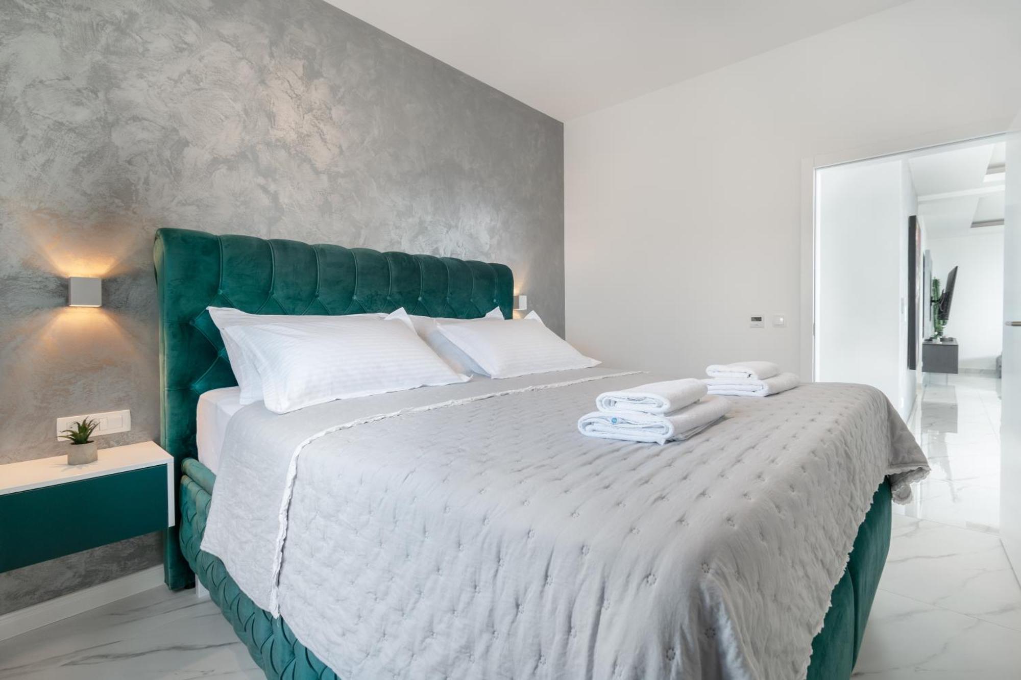 Lux Penthouse Panoramic View With Jacuzzi Apartman Makarska Kültér fotó