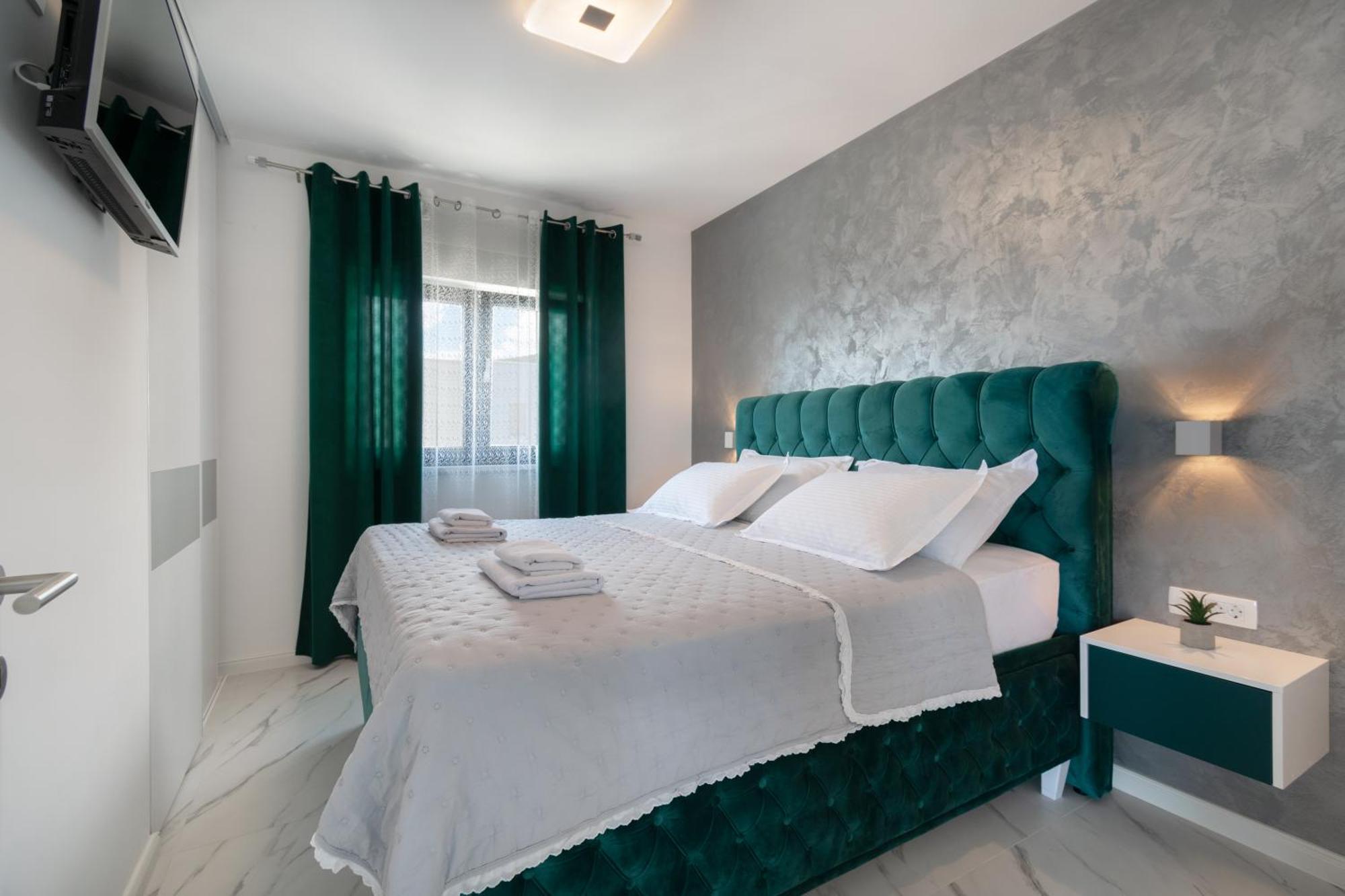 Lux Penthouse Panoramic View With Jacuzzi Apartman Makarska Kültér fotó